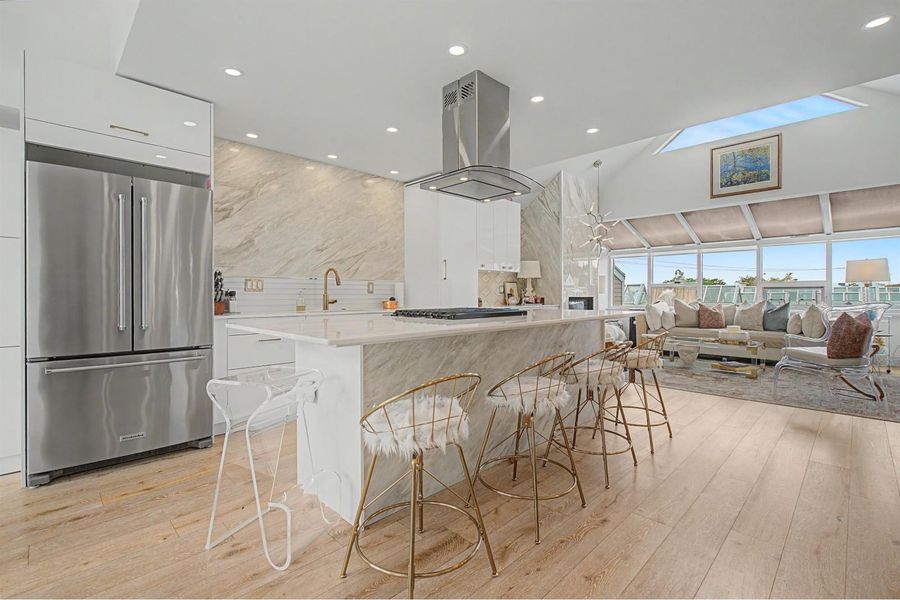 1115 ELM STREET, White Rock