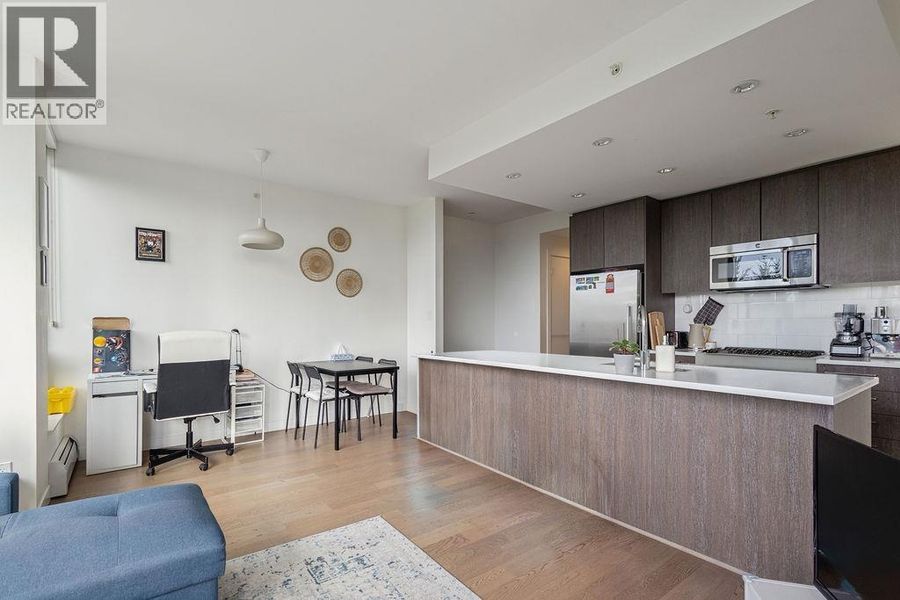 702 9060 UNIVERSITY CRESCENT, Burnaby